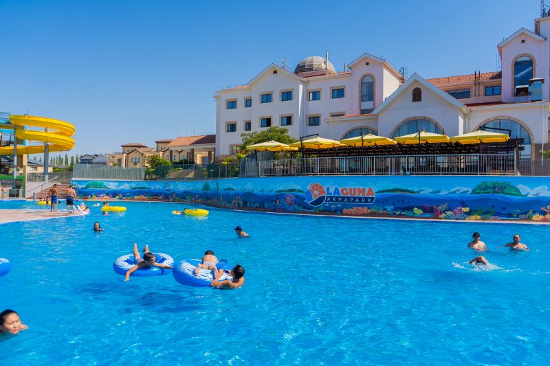 На территории аквапарк имеются персонал Администрации и Кабинет врача.