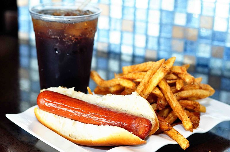 Павильон с напитками, мороженным, легкими снэками и хот догами